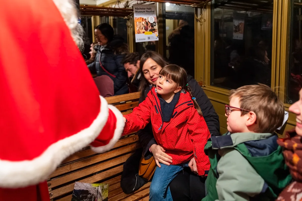 Im Zug zurück nach Bauma wurde jeder Gast persönlich begrüsst, da gab es keine Berührungsängste. Grosser Andrang beim Samichlaus in Bauma.